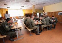 Hunger Fix: Soldiers Left Without Dining Hall soldiers eating together in a cafeteria