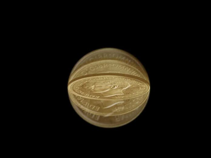shutterstock_10919116 Gold coin distorted through a crystal ball on black background